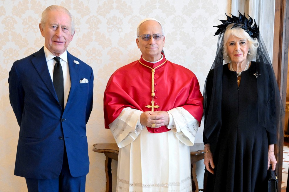 Papa Leão XIV (no centro) com o rei Charles III, do Reino Unido, e sua esposa, a rainha Camilla, durante audiência privada no Vaticano em 23 de outubro de 2025. — Foto: Vatican Media/Handout via REUTERS