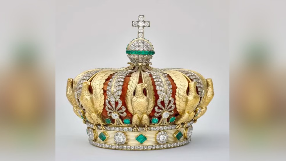 Coroa da imperatriz francesa Eugênia, uma das peças roubadas do museu do Louvre em 19 de outubro de 2025 — Foto: Museu do Louvre/Divulgação