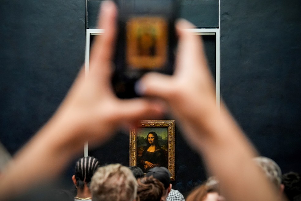 Mona Lisa, obra mais famosa do Museu do Louvre, em Paris — Foto: Julia Demaree Nikhinson/AP