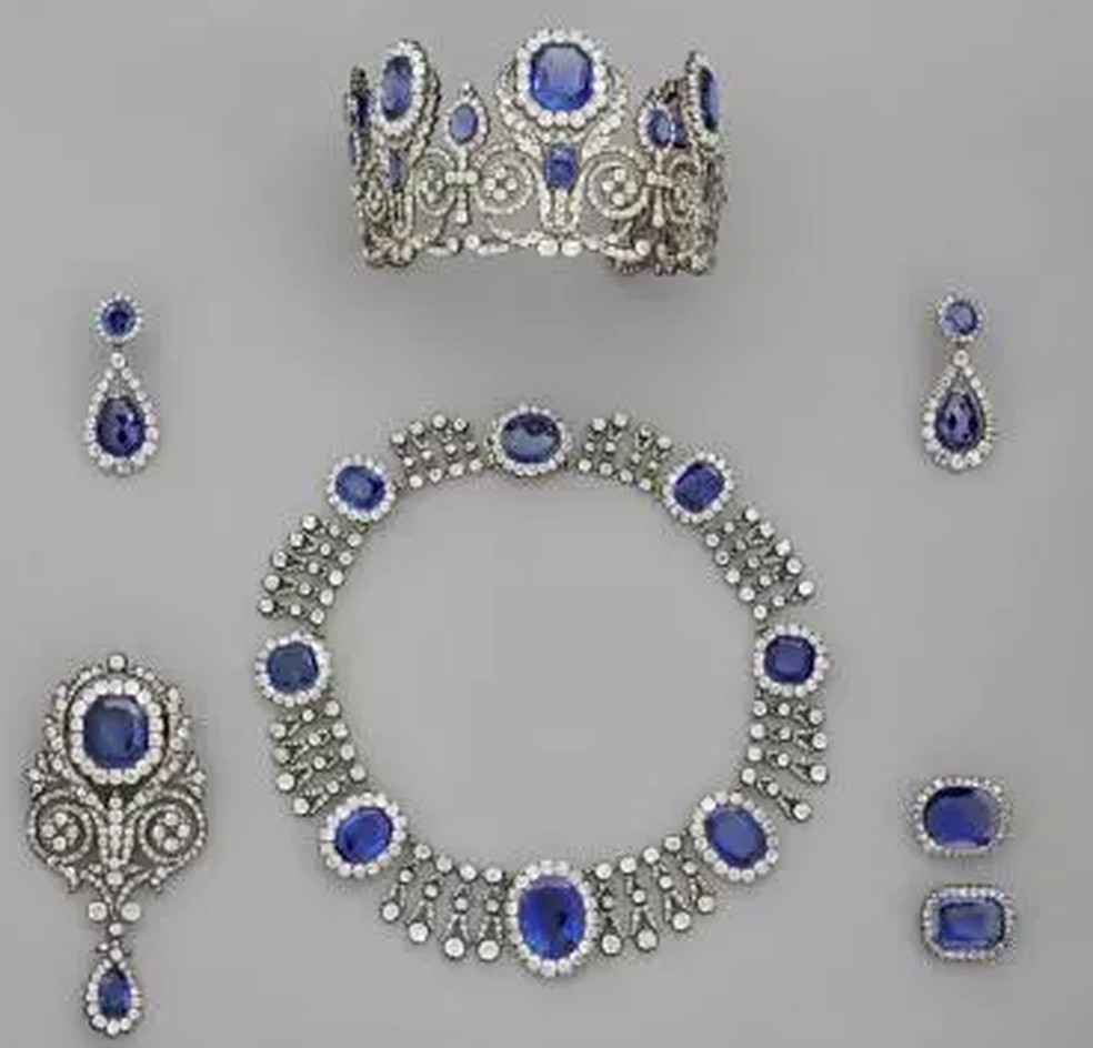Colar, coroa e brincos da rainha francesa Maria Amélia de Bourbon, que estão entre as joias roubadas por ladrões no museu do Louvre, em Paris, em 19 de outubro de 2025. — Foto: Divulgação/ Museu do Louvre