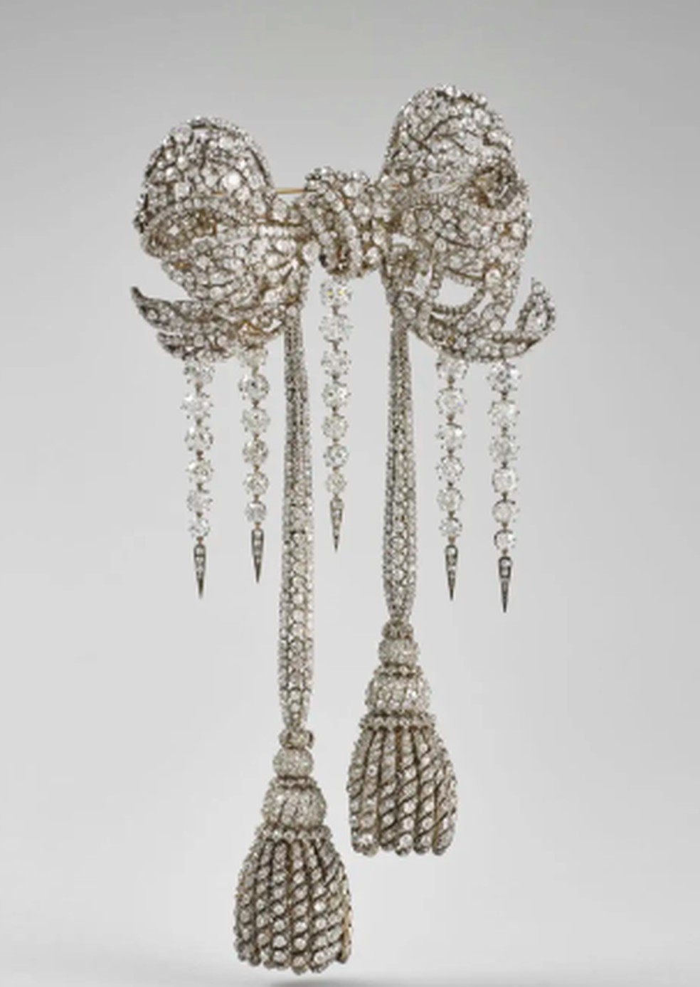 Broche da imperatriz francesa Eugênia, uma das peças levadas no roubo ao museu do Louvre, em Paris, em 19 de outubro de 2025. — Foto: Divulgação/ Museu do Louvre