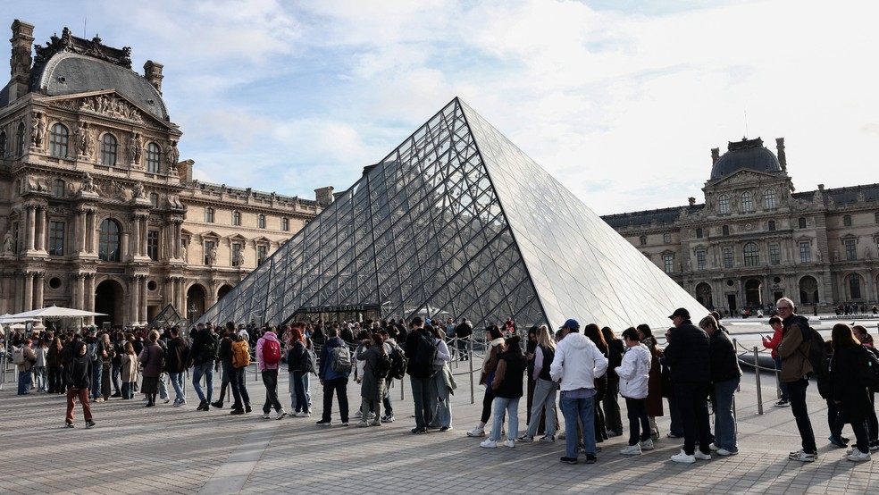 Visitantes fazem fila em 22 de outubro de 2025, dia da reabertura do Museu do Louvre após roubo de joias — Foto: Thibaud Moritz/AFP
