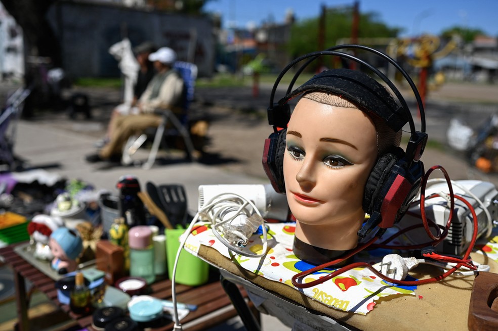 Itens de segunda mão são expostos para venda em um mercado de rua em Villa Fiorito, nos arredores de Buenos Aires. — Foto: LUIS ROBAYO/AFP
