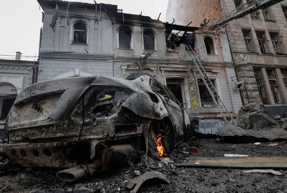 Estragos de bombardeio russo em jardim de infância em Kharkiv, na Ucrânia, em 22 de outubro de 2025. — Foto: REUTERS/Sofiia Gatilova