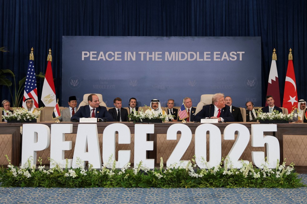 Presidente dos Estados Unidos, Donald Trump, e presidente do Egito, Abdul al-Sisi, assinam junto com outros líderes mundiais acordo de cessar-fogo em Gaza em 13 de outubro de 2025. — Foto: REUTERS/Evelyn Hockstein