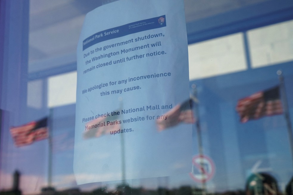 Aviso colado em porta de vidro do Monumento a Washington de que atração está fechada devido à paralisação do governo dos Estados Unidos em 1° de outubro de 2025. — Foto: REUTERS/Nathan Howard