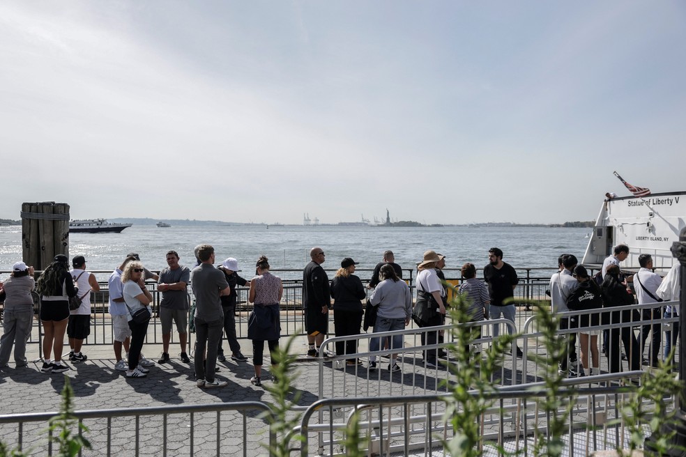 Visitantes de Nova York, nos EUA, fazem fila para visitar Estátua da Liberdade na véspera da paralisação, em 30 de setembro de 2025. — Foto: Jeenah Moon/ Reuters