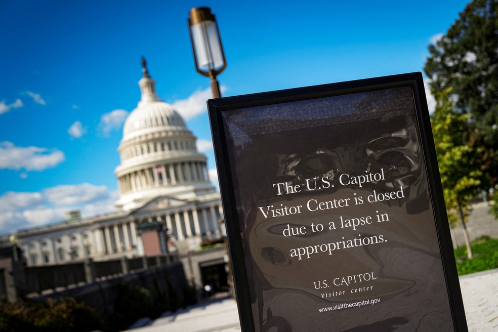 Placa indica que Capitólio, em Washington, está fechado para visitação 20/10/2025 — Foto: REUTERS/Al Drago/File Photo