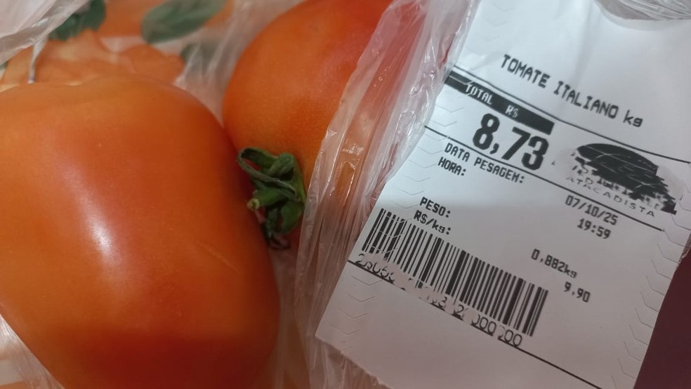 Quilo do tomate em supermecado atacadista em Piracicaba custava R$ 9,90 — Foto: Claudia Assencio/g1