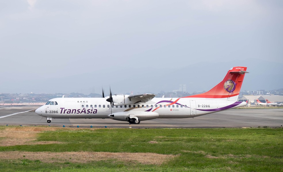 Avião ATR 72-600 da TransAsia Airways em janeiro de 2015; aeronave se envolveu em acidente no mês seguinte — Foto: Genshio/Wikimedia Commons