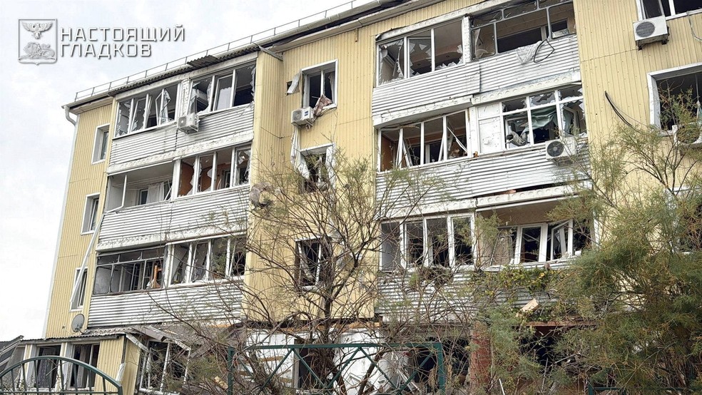 Um prédio de apartamentos danificado pelo que as autoridades locais chamaram de um recente ataque com mísseis ucranianos durante o conflito Rússia-Ucrânia, no assentamento de Maslova Pristan, na região de Belgorod, Rússia — Foto: Governador da região de Belgorod, Vyacheslav Gladkov/Divulgação via Reuters