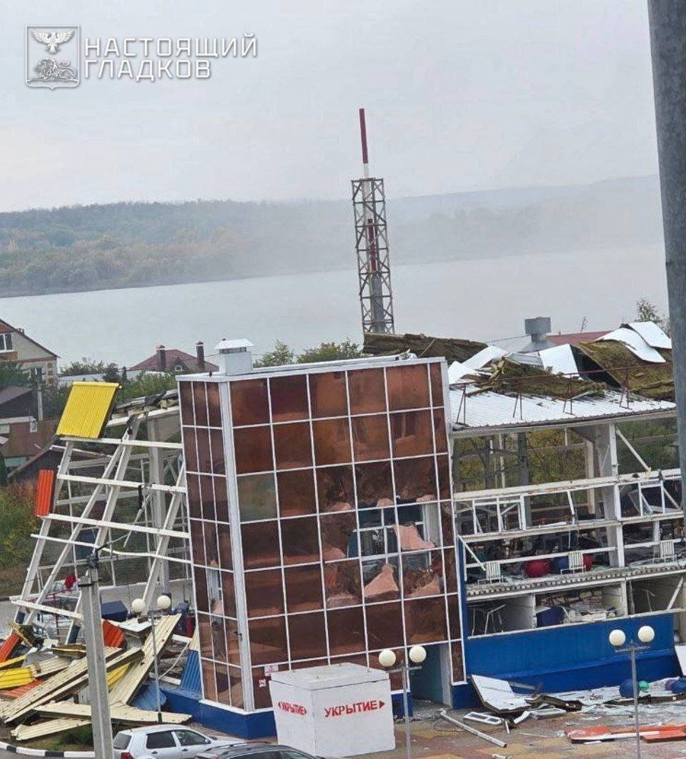 Um complexo esportivo destruído pelo que as autoridades locais chamaram de um recente ataque com mísseis ucranianos durante o conflito Rússia-Ucrânia, no assentamento de Maslova Pristan, na região de Belgorod, na Rússia — Foto: Governador da região de Belgorod, Vyacheslav Gladkov/Divulgação via Reuters