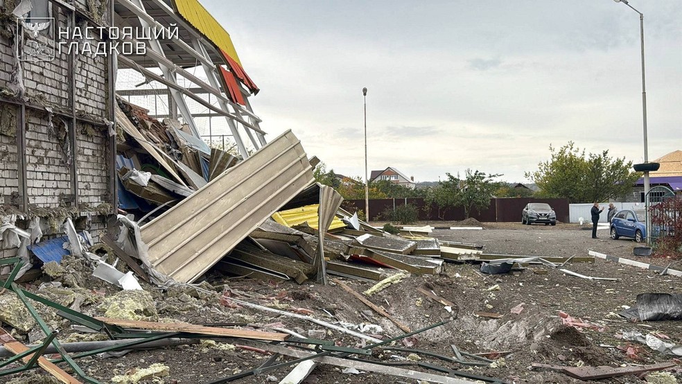 Uma cratera próxima a um complexo esportivo destruído pelo que as autoridades locais chamaram de um recente ataque com mísseis ucranianos durante o conflito Rússia-Ucrânia, no assentamento de Maslova Pristan, na região de Belgorod, Rússia — Foto: Governador da região de Belgorod, Vyacheslav Gladkov/Divulgação via Reuters