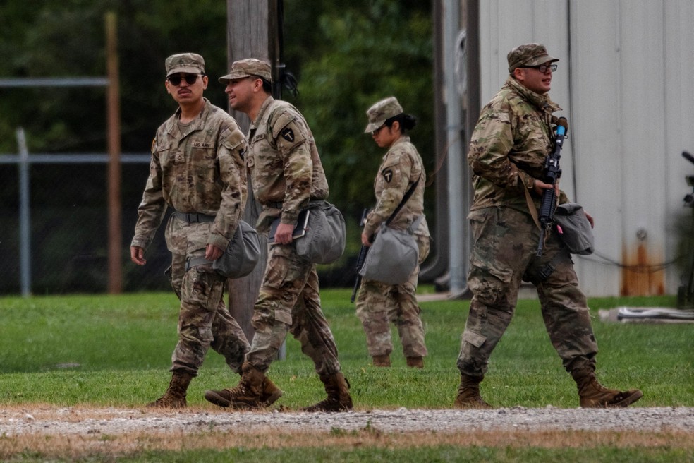 Tropas da Guarda Nacional do Texas caminham por centro de treinamento do Exército em Elwood, perto de Chicago, nos Estados Unidos, em 7 de outubro de 2025. — Foto: REUTERS/Jim Vondruska