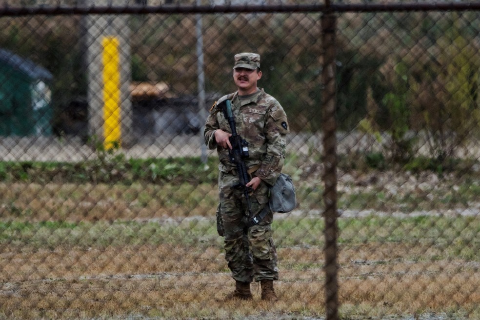 Soldado da Guarda Nacional do Texas com fuzil na mão no centro de treinamento do Exército em Elwood, perto de Chicago, nos Estados Unidos, em 7 de outubro de 2025. — Foto: REUTERS/Jim Vondruska