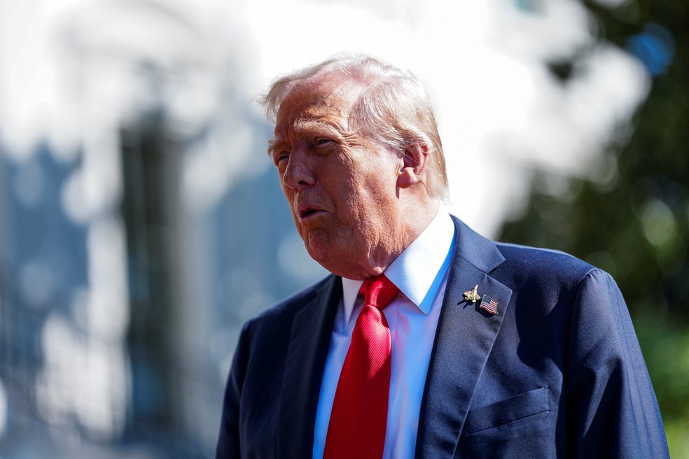 Presidente dos Estados Unidos, Donald Trump, fala com repórteres na saída da Casa Branca em 5 de outubro de 2025. — Foto: REUTERS/Aaron Schwartz