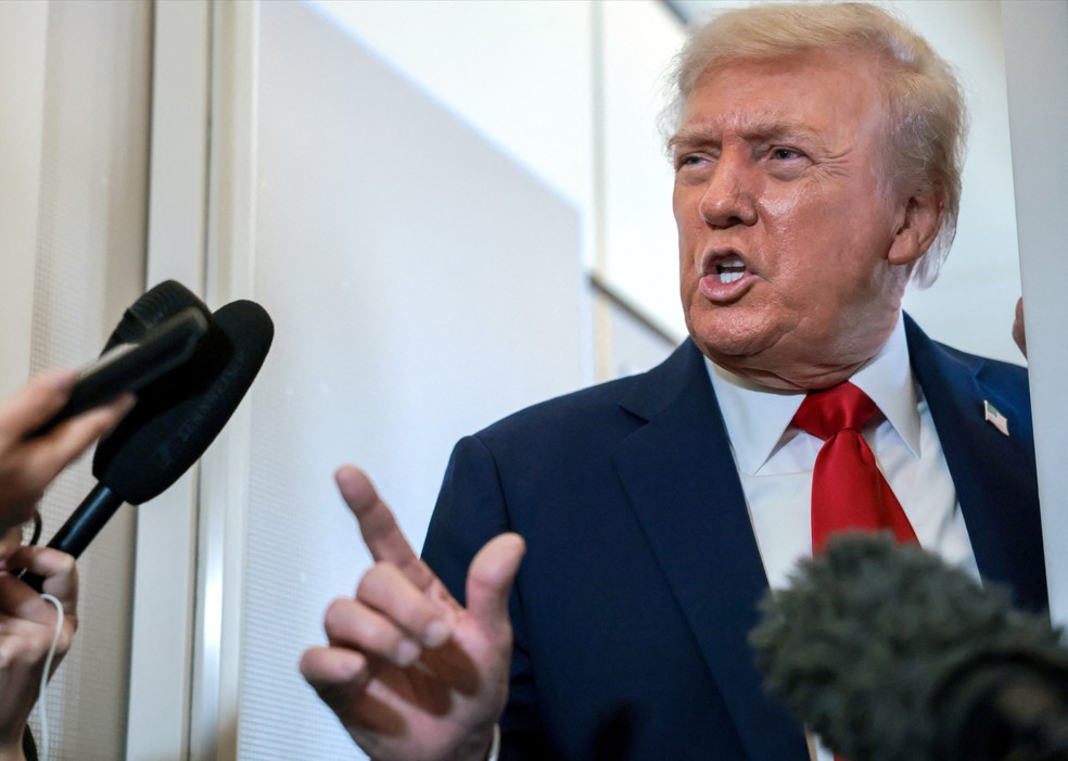 Trump fala com jornalistas a bordo do Air Force One, enquanto viajava para Israel, em 13 de outubro de 2025 — Foto: REUTERS/Evelyn Hockstein