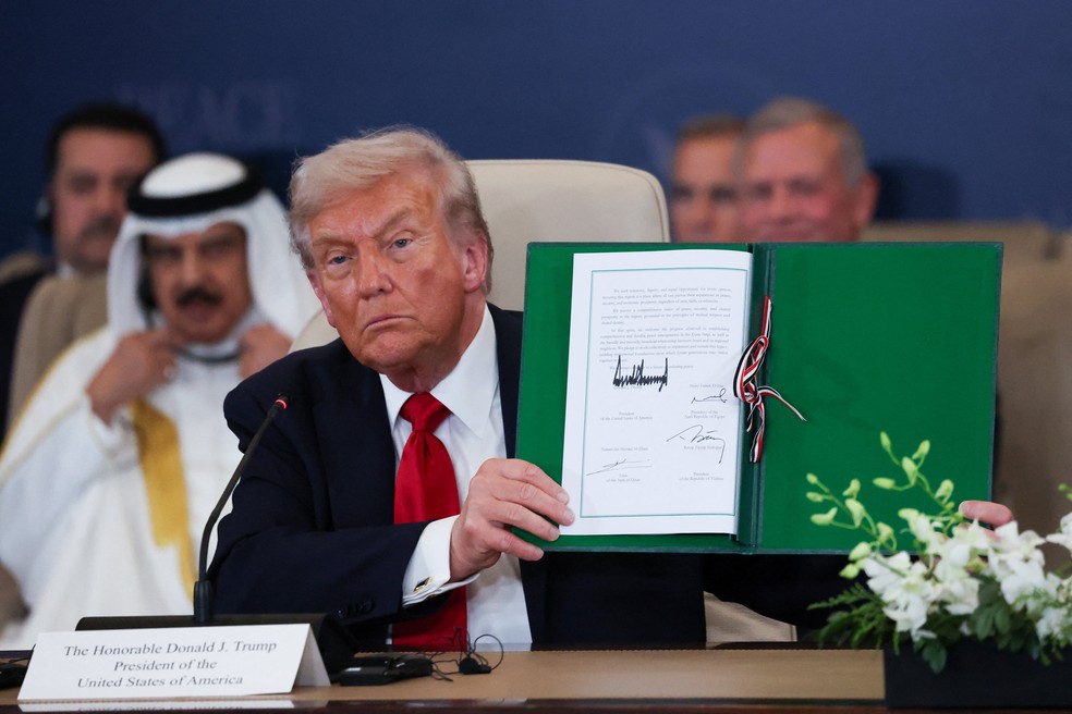 Presidente dos Estados Unidos, Donald Trump, assina junto com outros líderes mundiais acordo de cessar-fogo em Gaza durante cúpula no Egito em 13 de outubro de 2025. — Foto: REUTERS/Suzanne Plunkett/Pool