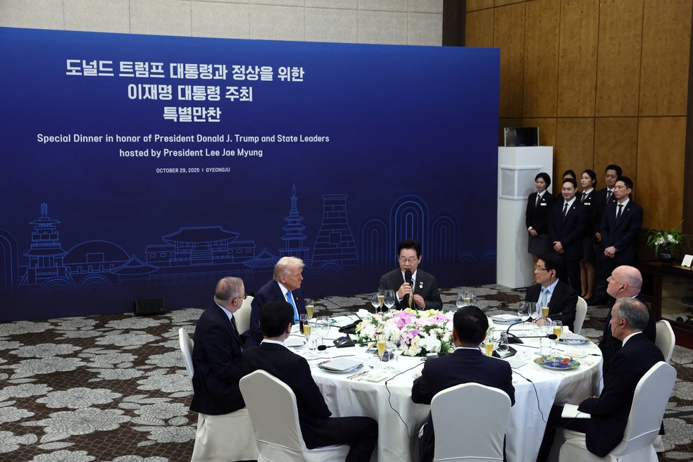 O presidente dos EUA, Donald Trump, participa de um jantar de líderes da Cooperação Econômica Ásia-Pacífico (APEC) oferecido pelo presidente sul-coreano Lee Jae-myeung em Gyeongju, Coreia do Sul — Foto: Reuters