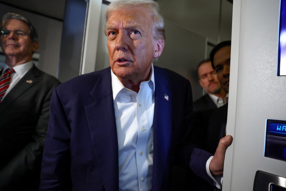 Presidente dos EUA, Donald Trump, a bordo do avião presidencial a caminho de Tóquio — Foto: Reuters