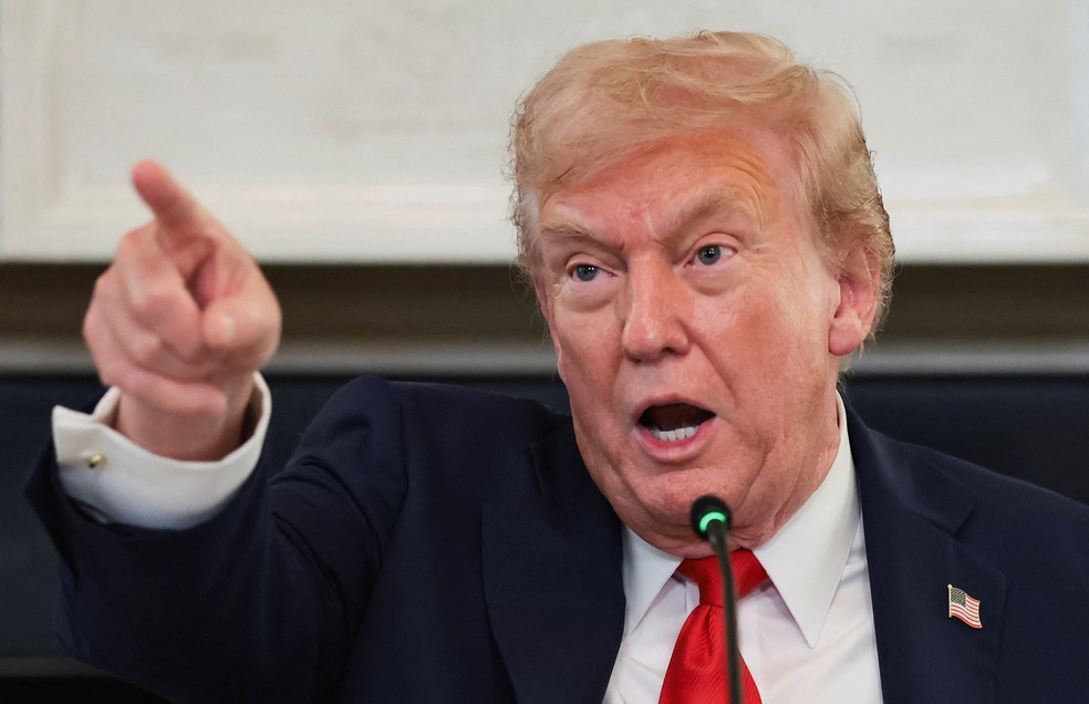 Trump aponta para repórter durante evento na Casa Branca, em 8 de outubro de 2025 — Foto: Evelyn Hockstein/Reuters