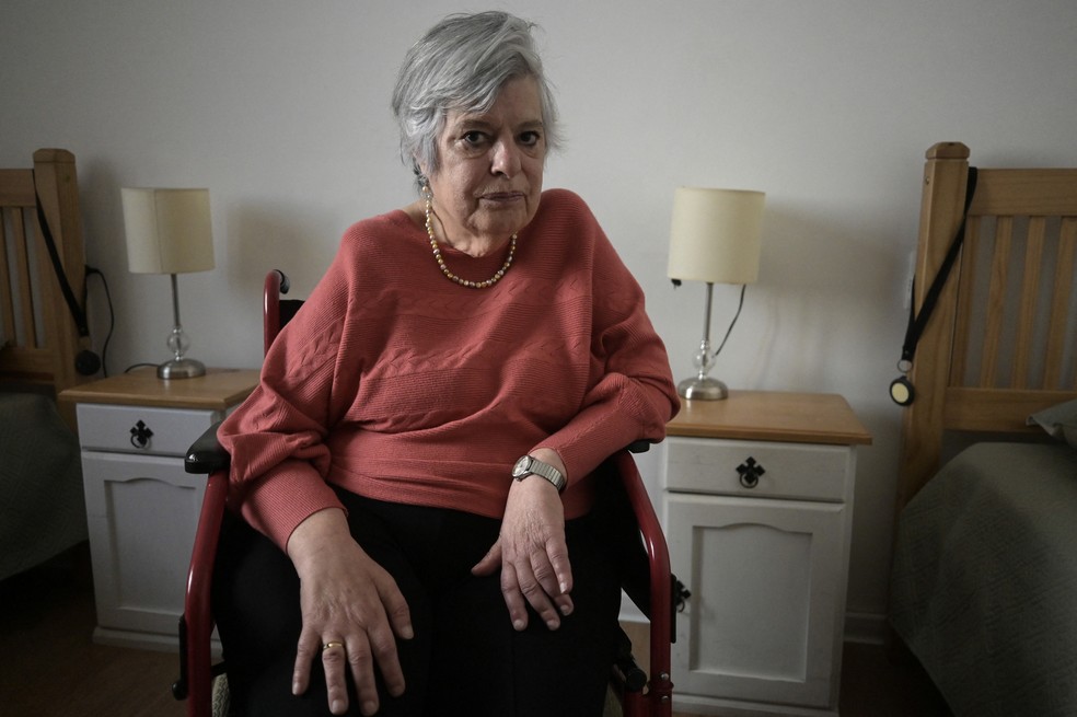 Uruguaia Beatriz Gelos, de 71 anos, sofre de Esclerose Lateral Amiotrófica (ELA) há mais de 20 anos. — Foto: Eitan Abramovich/AFP