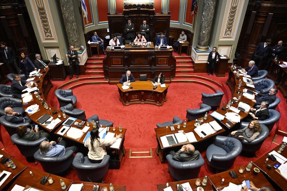 Senadores do Uruguai debatem projeto de lei que legaliza a eutanásia em 15 de outubro de 2025. — Foto: Santiago Mazzarovich/AFP