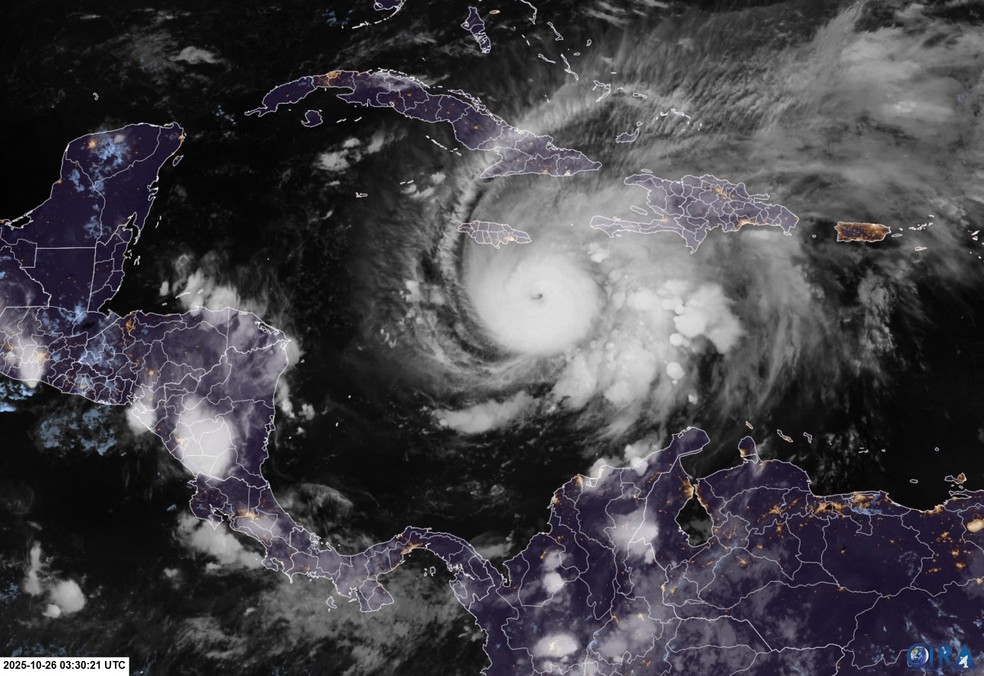 Imagem de satélite mostra furacão Melissa, de categoria 5, sobre o mar do Caribe em 26 de outubro de 2025. — Foto: RAMMB/CIRA handout via AFP