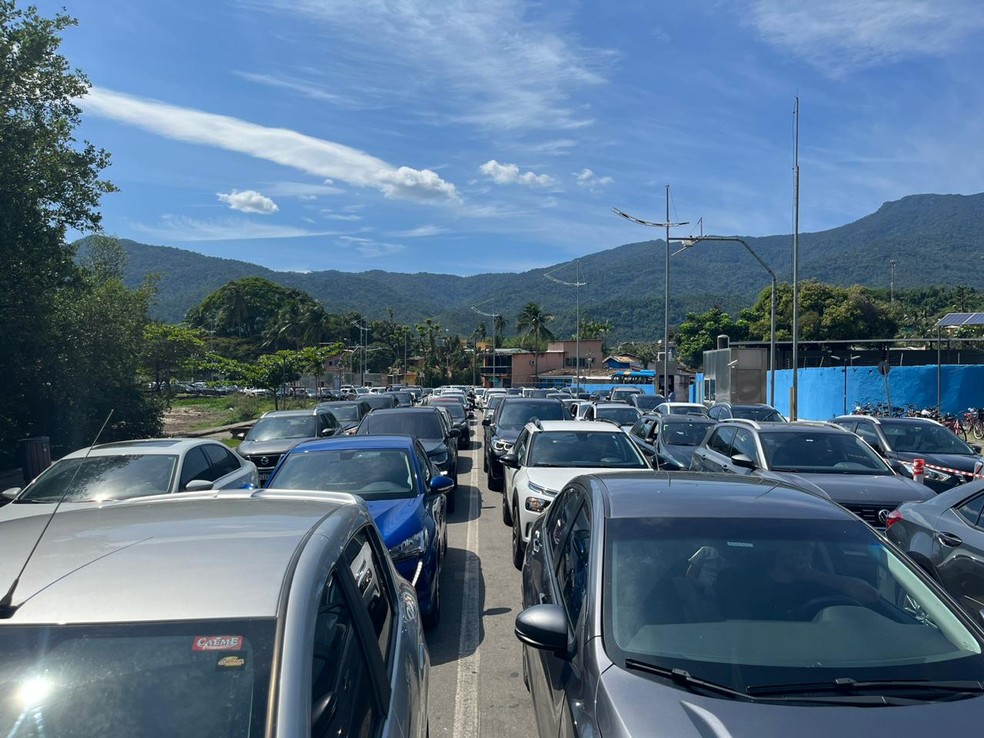 Turistas enfrentam filas de espera de mais de 3h na balsa para deixar Ilhabela - imagem de arquivo — Foto: João Mota/TV Vanguarda