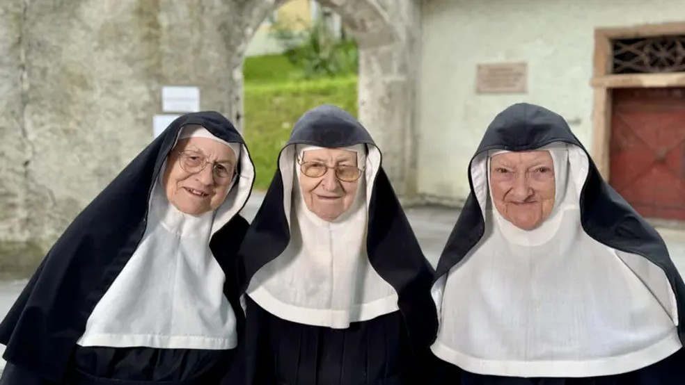 Da esquerda para a direita: as irmãs Rita, Regina e Bernadette conquistaram milhares de seguidores nas redes sociais — Foto: Bethany Bell/BBC