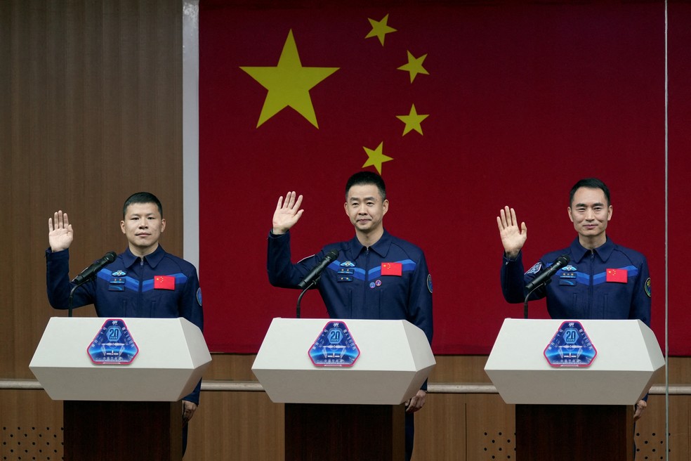 Os astronautas Chen Dong, Chen Zhongrui e Wang Jie falam à imprensa antes da missão espacial Shenzhou-20, no Centro de Lançamento de Satélites de Jiuquan, perto de Jiuquan, na província de Gansu, China, em 23 de abril de 2025. — Foto: China Daily/REUTERS