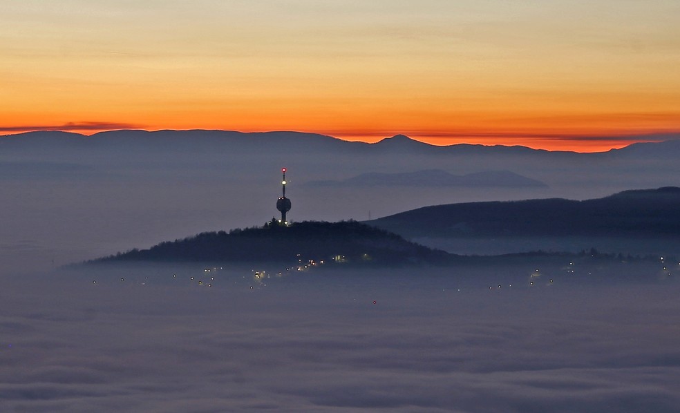 Torre de TV em meio a camada de poluição em Sarajevo, capital da Bósnia — Foto: Reuters/Dado Ruvic
