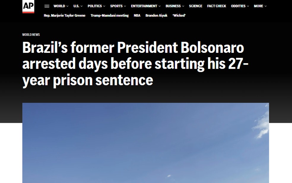 Agência de notícias norte-americana Associated Press noticia prisão do ex-presidente Jair Bolsonaro, em 22 de novembro de 2025. — Foto: Reprodução/ Jair Bolsonaro