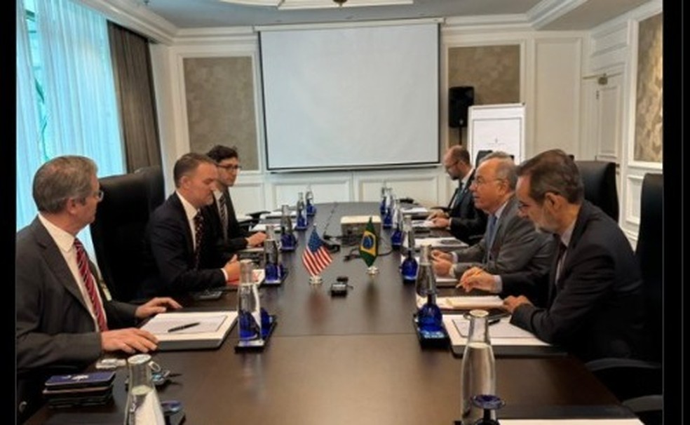 Delegações de Brasil e Estados Unidos se reuniram na Malásia para discutir o tarifaço aos produtos brasileiros — Foto: Divulgação/ Itamaraty