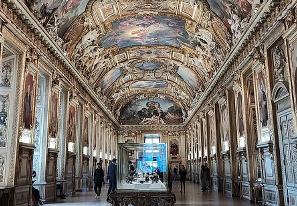 Galeria Apolo, do Musei do Louvre, momentos antes do roubo neste domingo (19) — Foto: Arquivo Pessoal/Aline Lemos