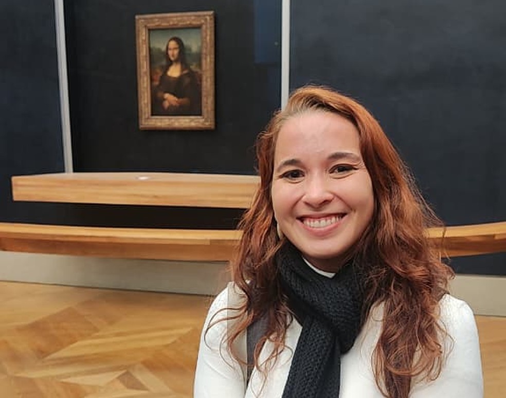 Aline Lemos no Museu do Louvre momentos antes do roubo neste domingo (19) — Foto: Arquivo Pessoal/Aline Lemos