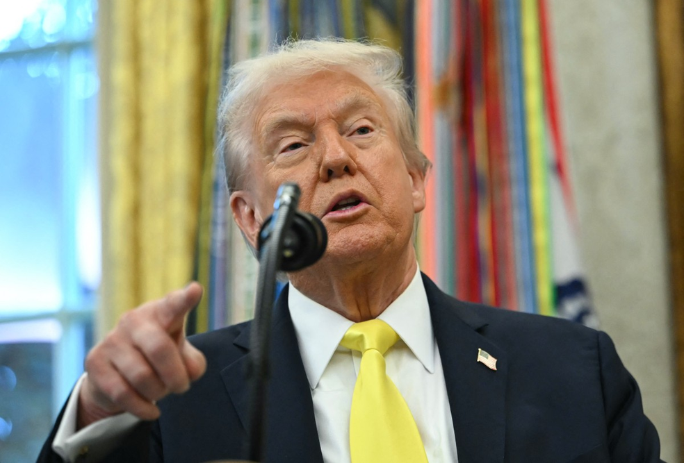 Donald Trump em pronunciamento na Casa Branca, em 15 de outubro de 2025 — Foto: ANDREW CABALLERO-REYNOLDS / AFP