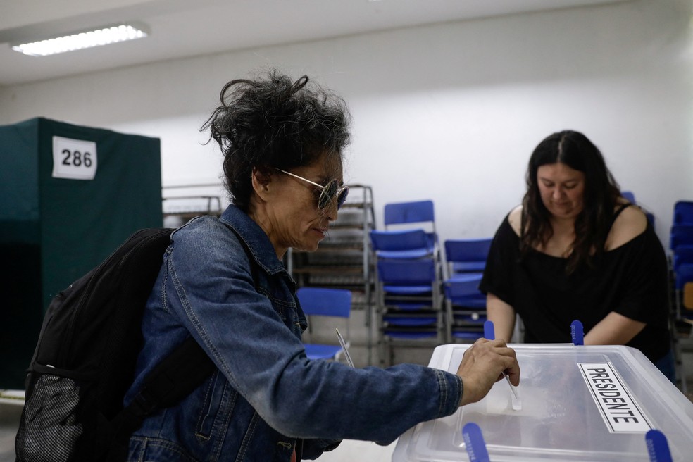 Eleitora vota em Santiago, no Chile, neste domingo (16). — Foto: Juan Gonzalez/Reuters
