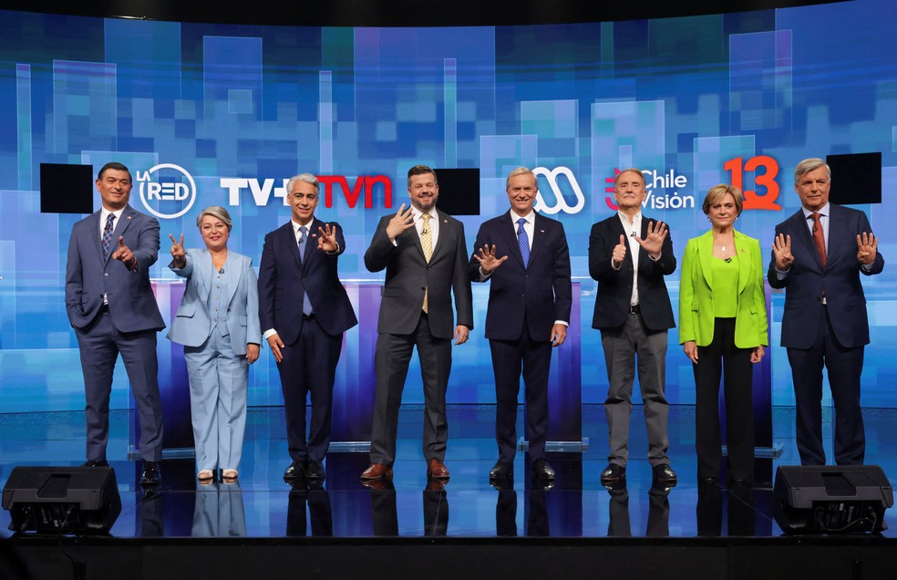 Os candidatos presidenciais do Chile, Franco Parisi, Jeannette Jara, Marco Enriquez-Ominami, Johannes Kaiser, Jose Antonio Kast, Eduardo Artes, Evelyn Matthei e Mayne-Nicholls — Foto: REUTERS/Pablo Sanhueza