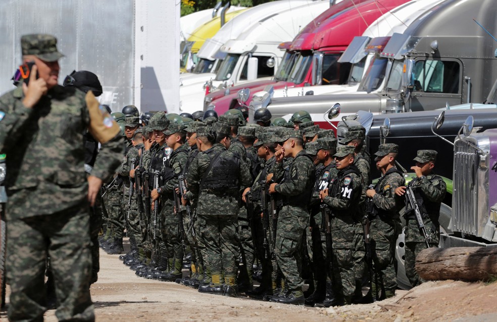 Militares participam de cerimônia de início de distribuição das urnas eletrônicas para as eleições presidenciais em Honduras, em Tegucigalpa, em novembro de 2025. — Foto: Leonel Estrada/ Reuters