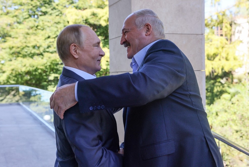 Presidente da Rússia, Vladimir Putin, cumprimenta o presidente de Belarus, Alexander Lukashenko, durante encontro em Sochi, na Rússia, em setembro de 2022. — Foto: Sputnik/Gavriil Grigorov/Pool via REUTERS