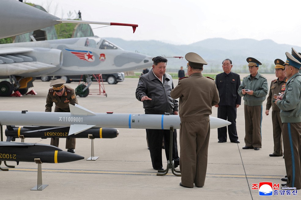 Líder da Coreia do Norte, Kim Jong-un, durante supervisão a exercícios de aviões de combate, em 17 de maio de 2025. — Foto: KCNA via Reuters