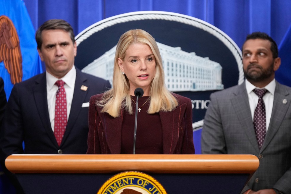 Pam Bondi, procuradora-geral dos EUA, em coletiva de imprensa — Foto: AP Photo/Mark Schiefelbein