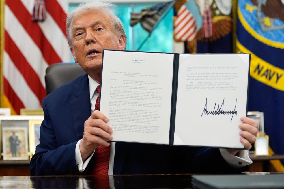 Presidente dos EUA, Donald Trump, assinou ordem executiva que permite a aplicação da pena de morte Washington D.C., capital dos Estados Unidos, em 25 de setembro de 2025. — Foto: AP Photo/Alex Brandon