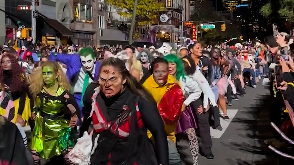 Desfile noturno de Halloween nos Estados Unidos adotou este ano o tema “It’s a Potluck!”, — Foto: Reprodução