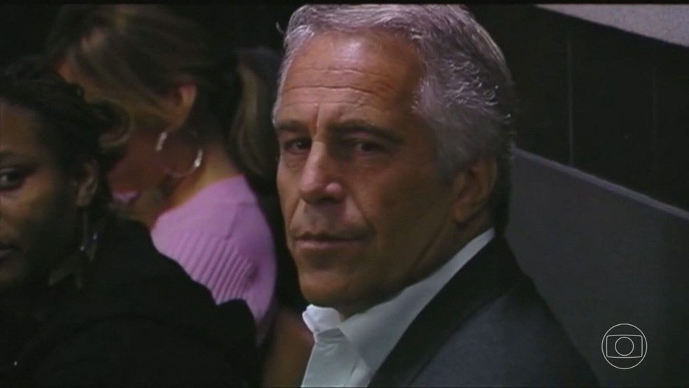 Juíza nos EUA proíbe publicação de arquivos secretos de Jeffrey Epstein, empresário acusado de crimes sexuais e amigo de Trump — Foto: Reprodução/TV Globo