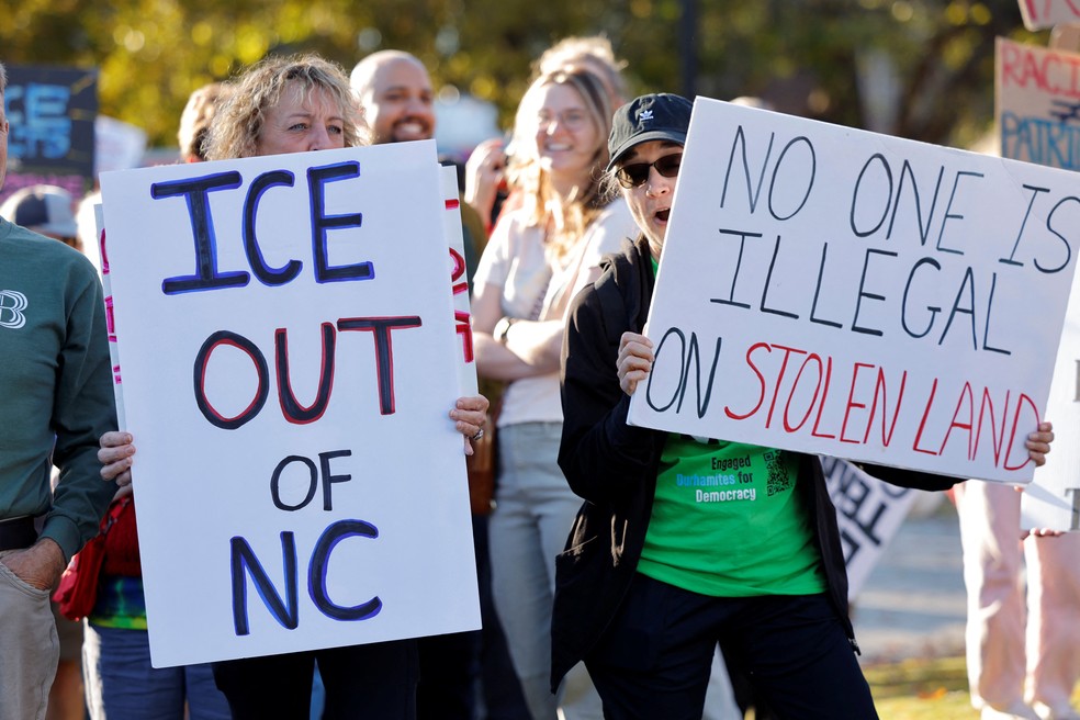 Pessoas protestam enquanto autoridades federais realizam batidas em Charlotte, na Carolina do Norte, em 16 de novembro de 2025 — Foto: REUTERS/Jonathan Drake