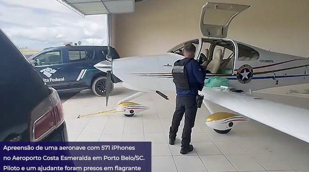 Aeronave com mais de 500 iphones contrabandeados foi apreendida em Porto Belo (SC) — Foto: Reprodução/Receita Federal