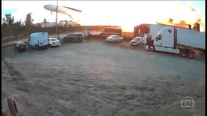 Avião de carga de grande porte cai em aeroporto dos Estados Unidos