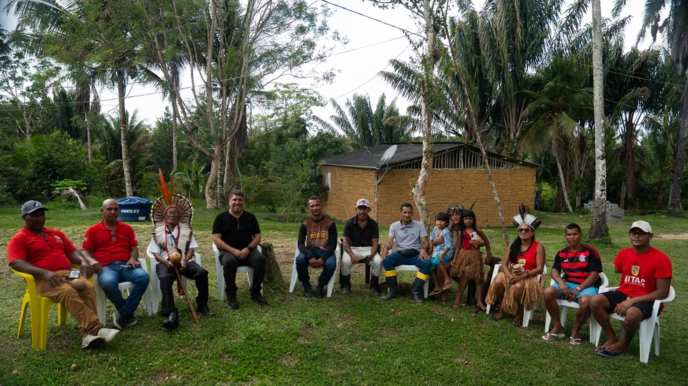 Indígenas da aldeia Tupinambá do Acuípe de Cima, em Ilhéus, juntamente do ativador de crédito Rodrigo Figueiredo e representante dos cursos técnicos na Bahia. — Foto: Rafael Peixoto / g1